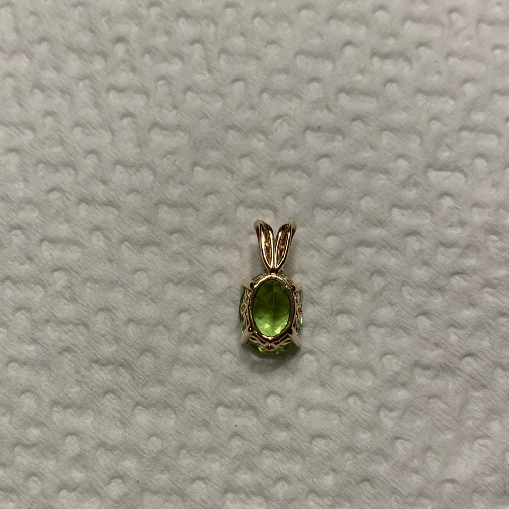 Green Oval Peridot Pendant in Gold Setting - Picture 3 of 6